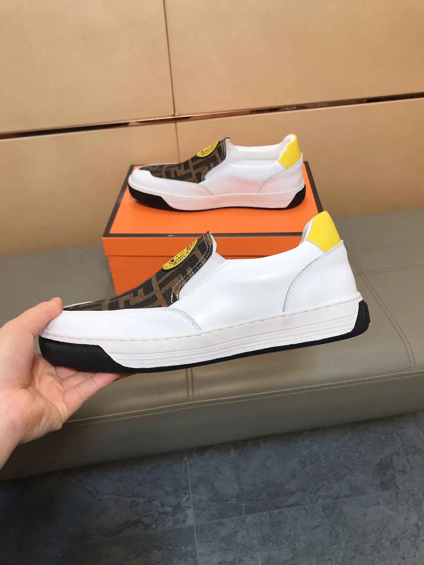 Factory price 400 🔆🔆[fendi] Fendi's classic and comfortable men's casual shoes, cowhide leather upper + brand printed surface, sheepskin lining + feet, rubber wear-resistant outsole. This unique style is suitable for all seasons, casual and exquisite sensibility, comfortable and natural on the feet. Everyday casual travel style in autumn and winter! Code number: 38-44